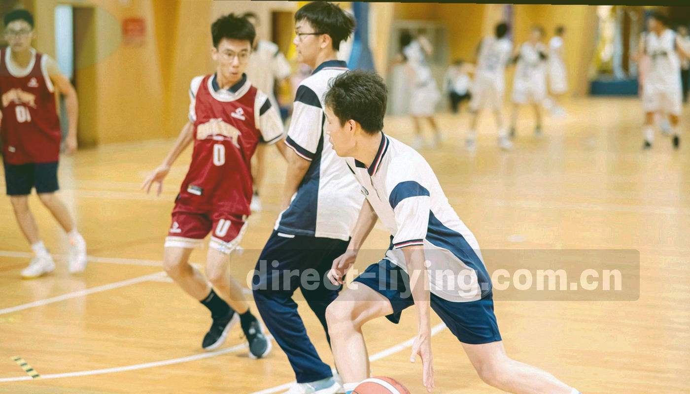 从 2017 年试运营到当前稳定版维护阶段的抽象路线图，沿线分布年份节点与指示箭头